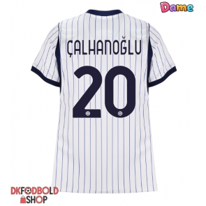 Inter Milan Hakan Calhanoglu #20 Udebanetrøje Dame 2026-27 Kort ærmer Inter Milan Hakan Calhanoglu #20 Udebanetrøje Dame 2026-27 Kort ærmer